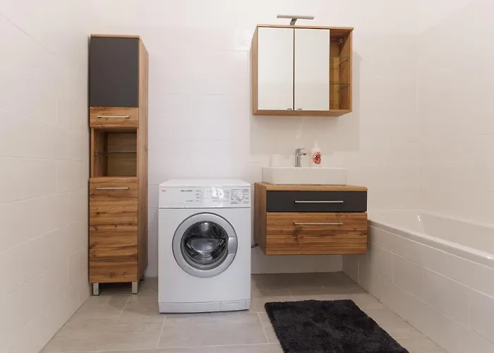 Central, Modern, Big Apartment *